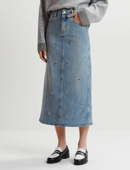 Jupe midi en denim bleu orné d'œillets