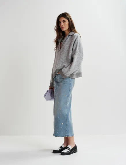 Jupe midi en denim bleu orné d'œillets