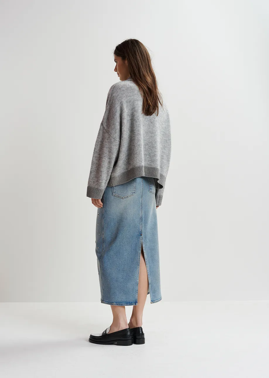 Jupe midi en denim bleu orné d'œillets