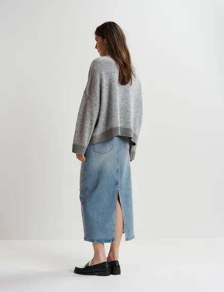 Jupe midi en denim bleu orné d'œillets