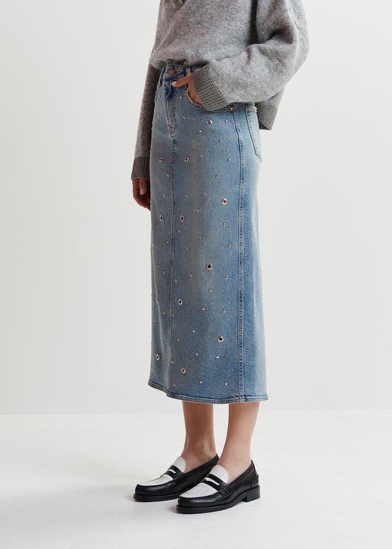 Jupe midi en denim bleu orné d'œillets