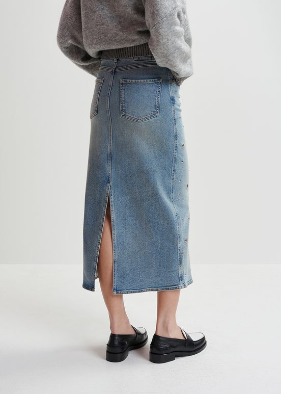 Jupe midi en denim bleu orné d'œillets