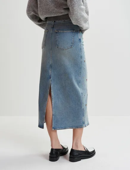 Jupe midi en denim bleu orné d'œillets