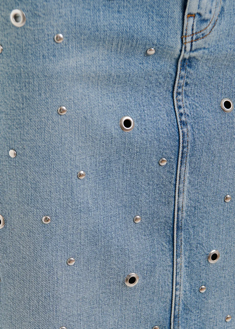 Jupe midi en denim bleu orné d'œillets