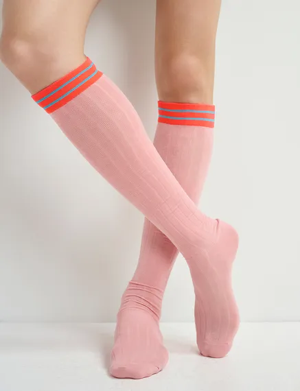 Hellrosa, lange Socken mit gestreiften Bündchen