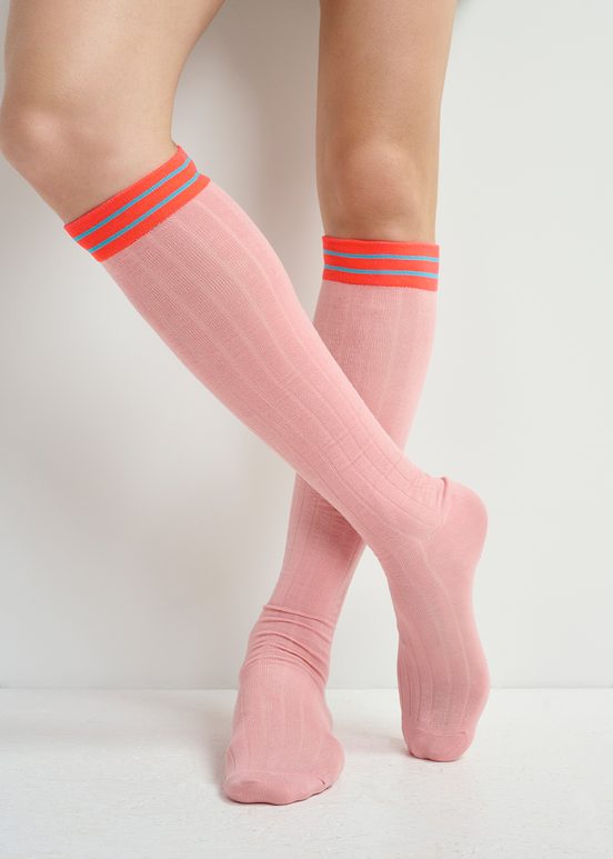 Chaussettes hautes rose clair aux bords rayés