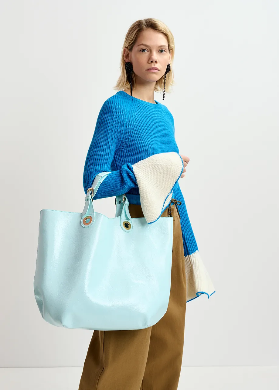 Lichtblauwe shopper in faux lakleer