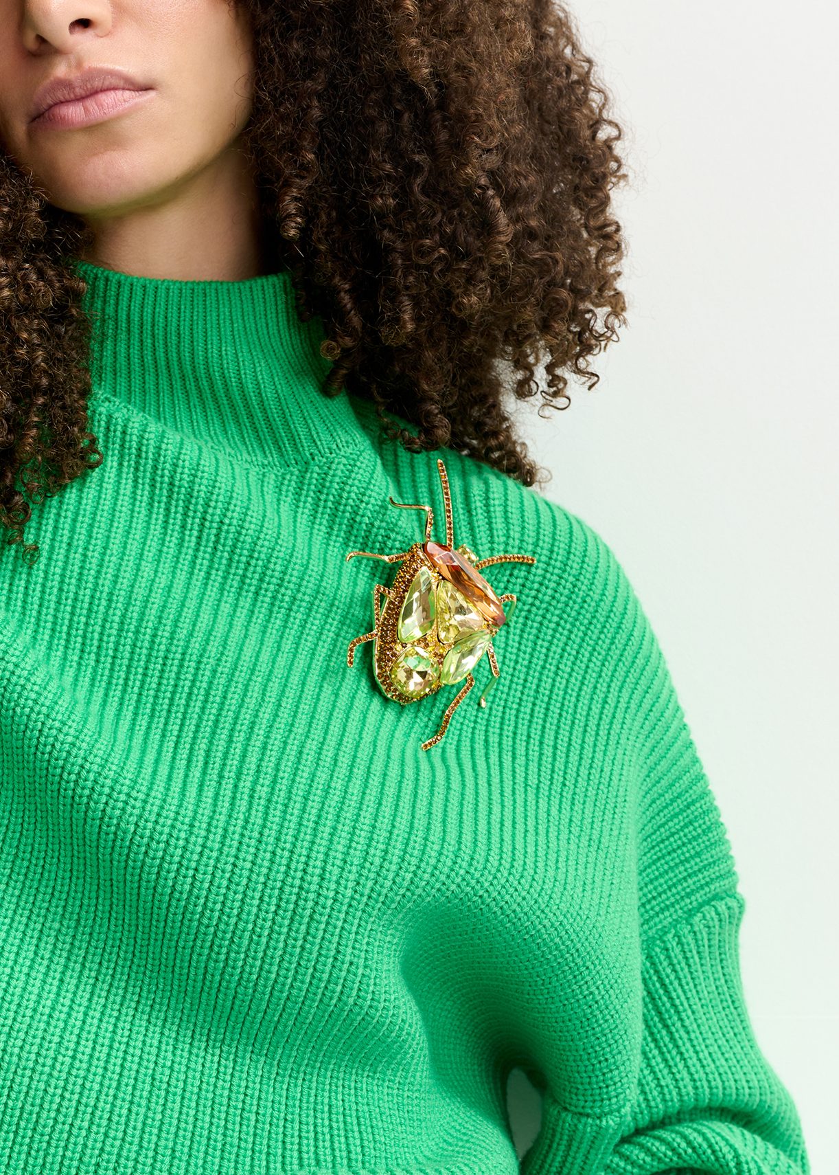 Broche scarabée en strass verte et bronze