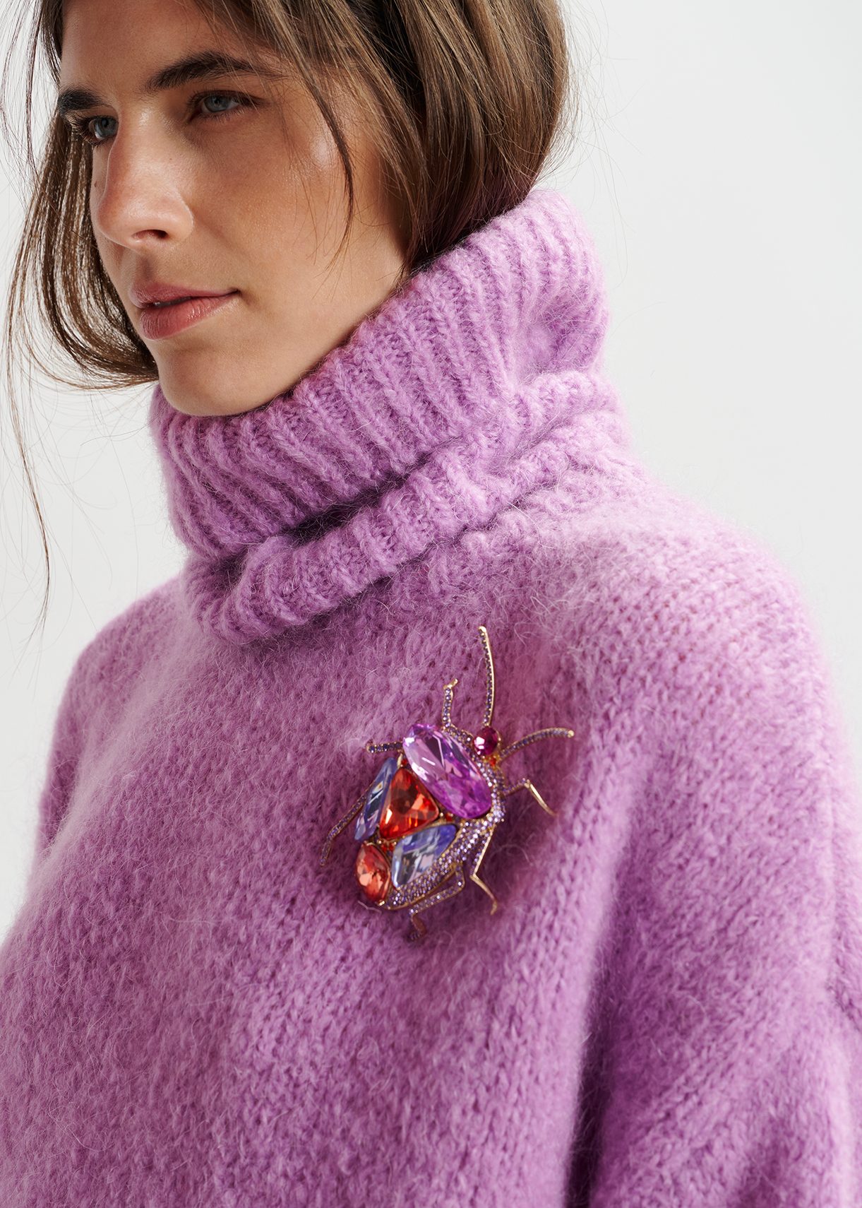 Broche scarabée en strass rouge, violette et lilas