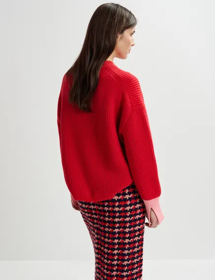 Roter Strickpullover mit kontrastierenden Bündchen