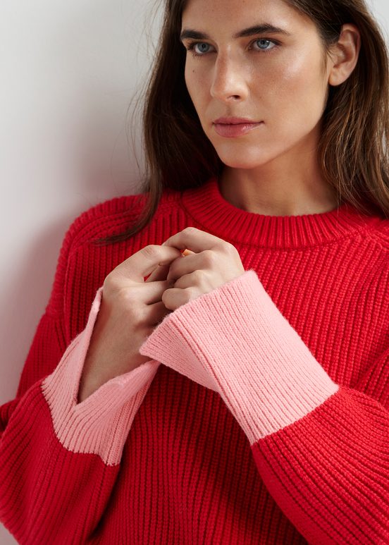 Roter Strickpullover mit kontrastierenden Bündchen