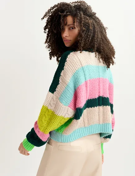 Ecrufarbener, limettengrüner und rosa Patchwork-Pullover mit Zopfmuster