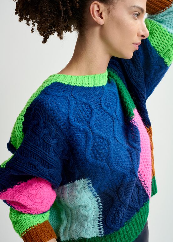 Pull patchwork à torsades bleu marine, vert et rose fluo