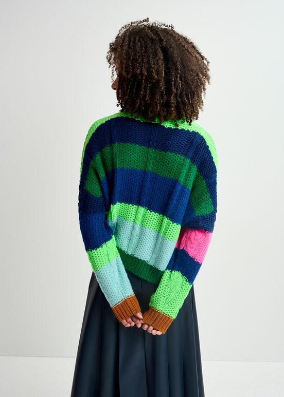 Marineblauer, grüner und neonpinker Patchwork-Pullover mit Zopfmuster