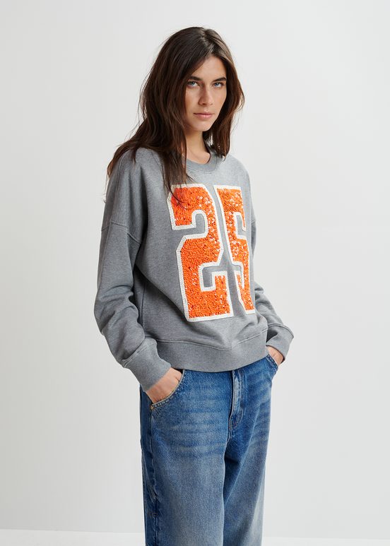 Grijze en oranje biokatoenen sweater met "25" geborduurd