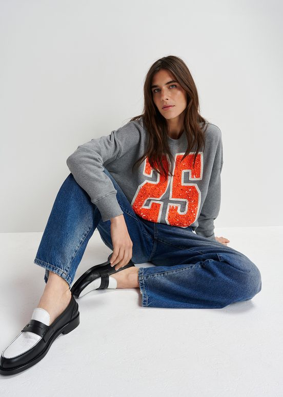 Sweatshirt aus Bio-Baumwolle mit Pailletten- und Perlenstickerei "25" in Grau und Orange