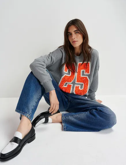 Sweatshirt aus Bio-Baumwolle mit Pailletten- und Perlenstickerei "25" in Grau und Orange