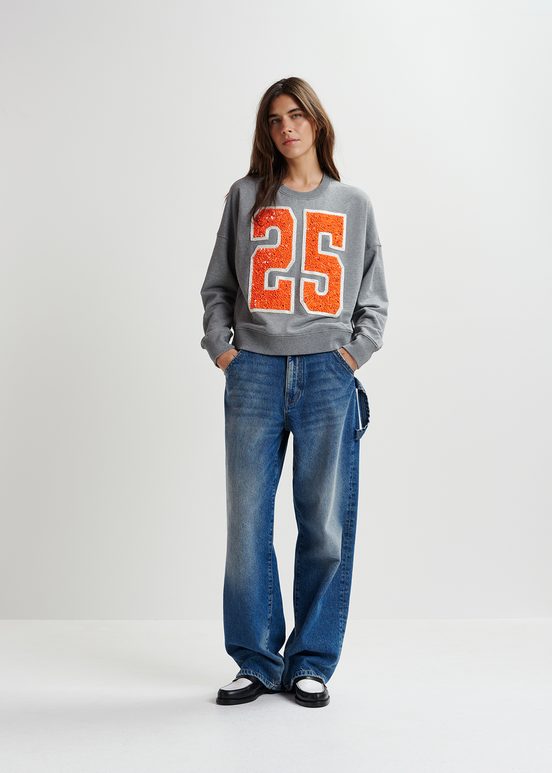 Sweatshirt aus Bio-Baumwolle mit Pailletten- und Perlenstickerei "25" in Grau und Orange