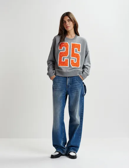 Sweatshirt aus Bio-Baumwolle mit Pailletten- und Perlenstickerei "25" in Grau und Orange