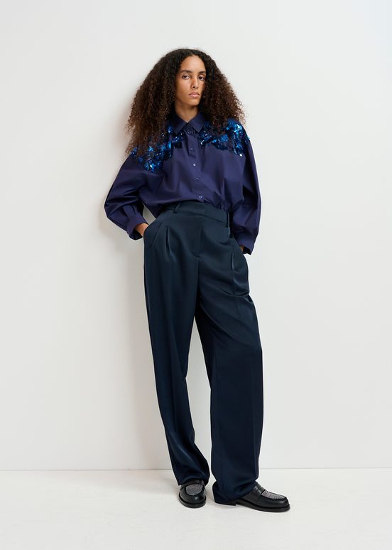 Pantalon fuselé en satin bleu marine