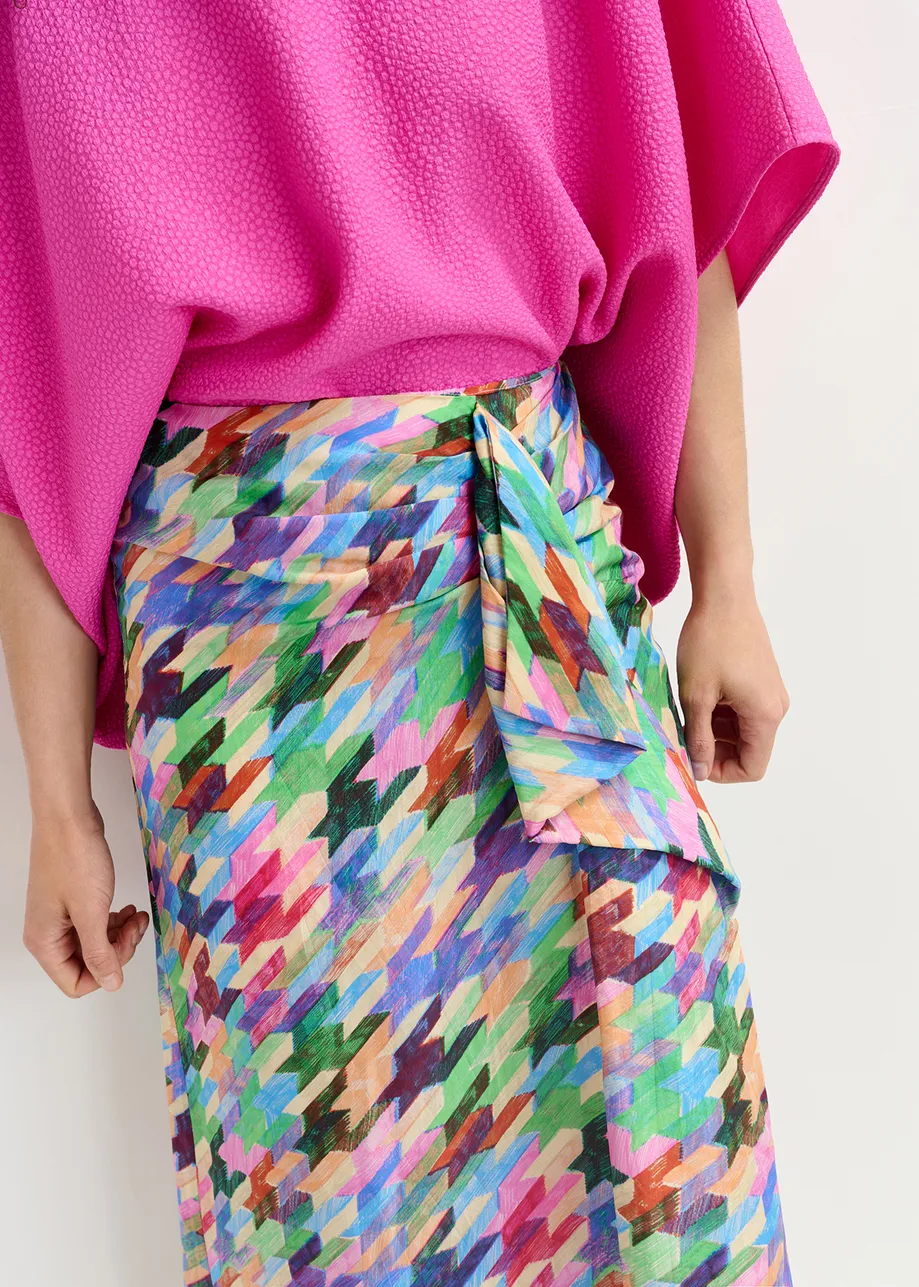 Kleurrijke gedrapeerde zijden midirok met geometrische print