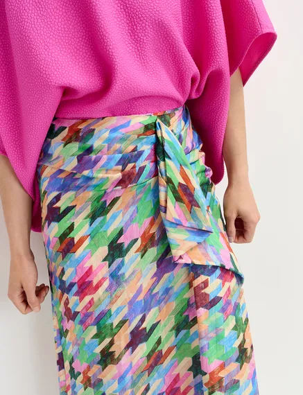 Kleurrijke gedrapeerde zijden midirok met geometrische print