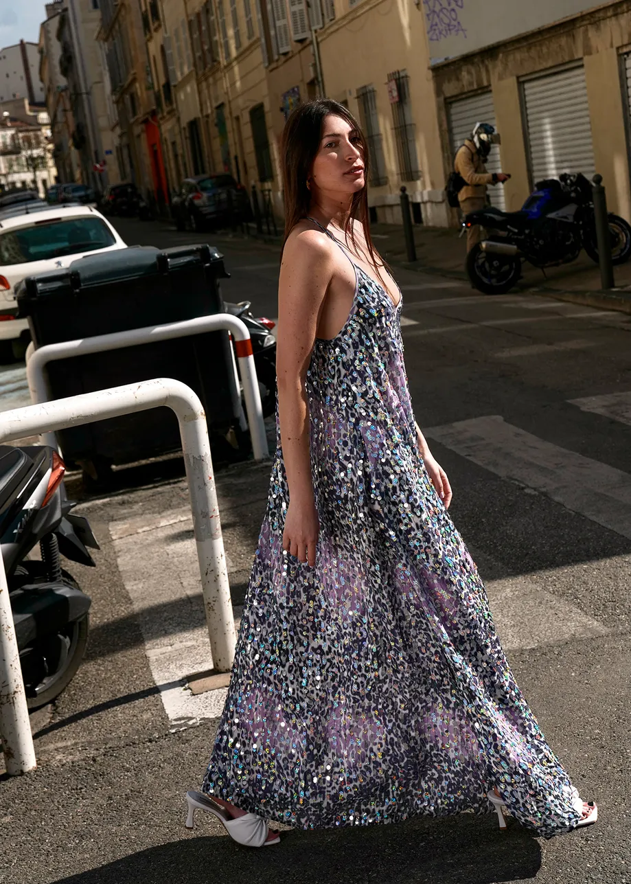 Robe léopard blanc cassé, lilas et violette à paillettes