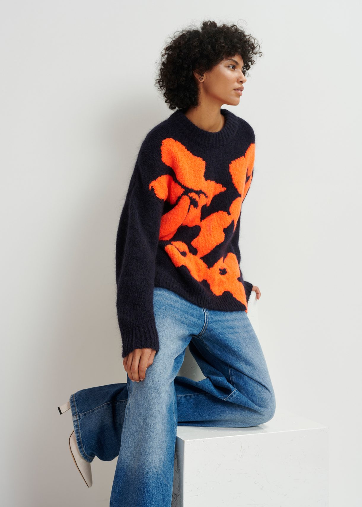 19SS アーツ&サイエンス 最高級和紙ポリエステルバルーンニットアンサンブル Navy blue and red floral intarsia-knitted sweater | Essentiel