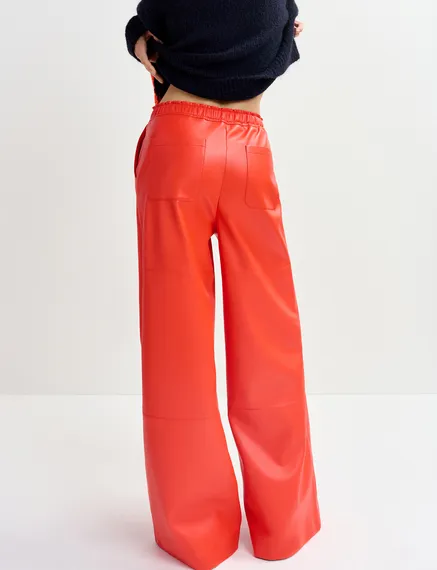 Pantalon large en faux cuir rouge