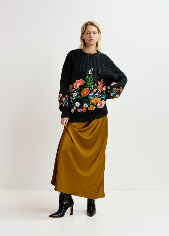 Pull en côtes gris foncé à fleurs brodées