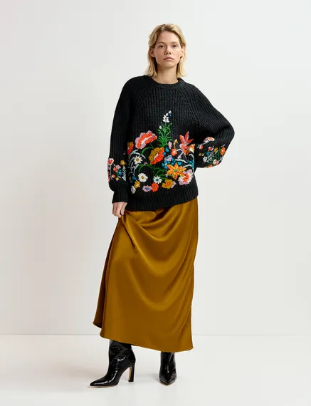 Pull en côtes gris foncé à fleurs brodées