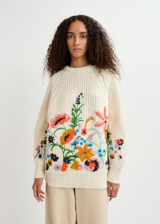 Pull en côtes écru à fleurs brodées