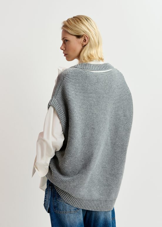 Grauer, ärmelloser Strickpullover mit „Love“ -Applikation