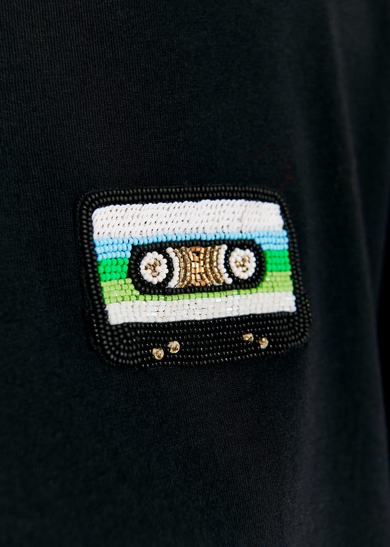 Kort zwart T-shirt van biokatoen met borduurwerk 