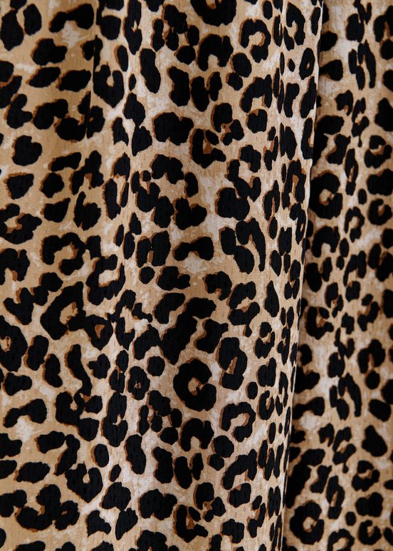 Pantaloni marroni a gamba larga con stampa leopardata