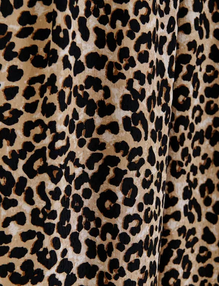 Pantaloni marroni a gamba larga con stampa leopardata