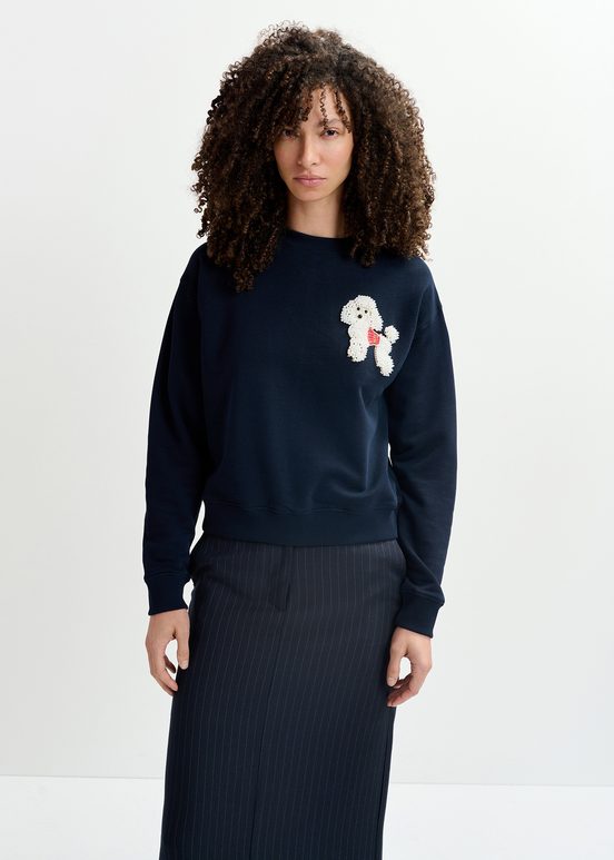 Marineblauwe biokatoenen sweater met poedel van kralen