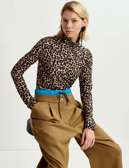 Top a collo alto marrone con stampa leopardata