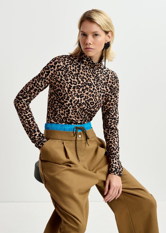 Top de cuello alto con estampado de leopardo, marrón