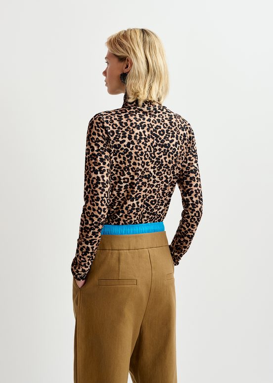 Top a collo alto marrone con stampa leopardata