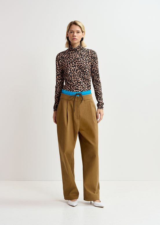 Top de cuello alto con estampado de leopardo, marrón