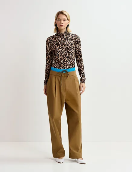 Top a collo alto marrone con stampa leopardata