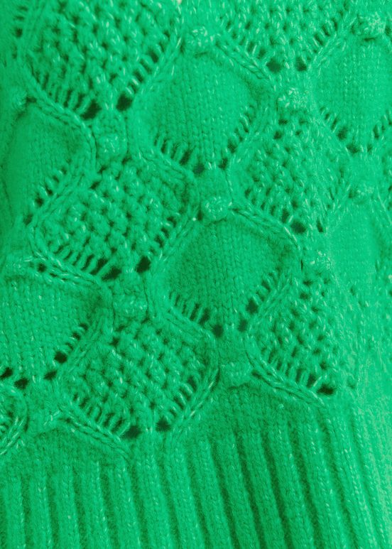 Maglione a collo alto verde lavorato a trecce