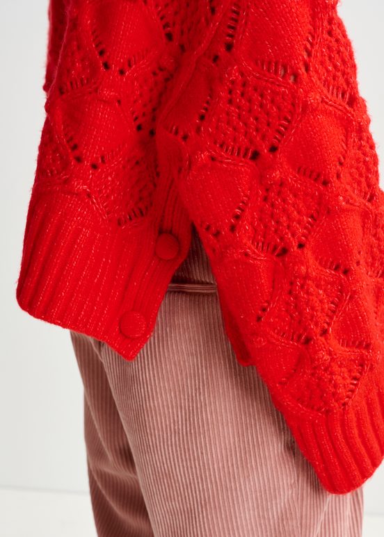 Roter Rollkragenpullover mit Zopfmuster