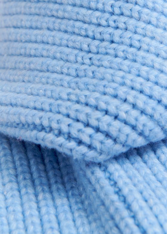 Light blue rib-knitted scarf