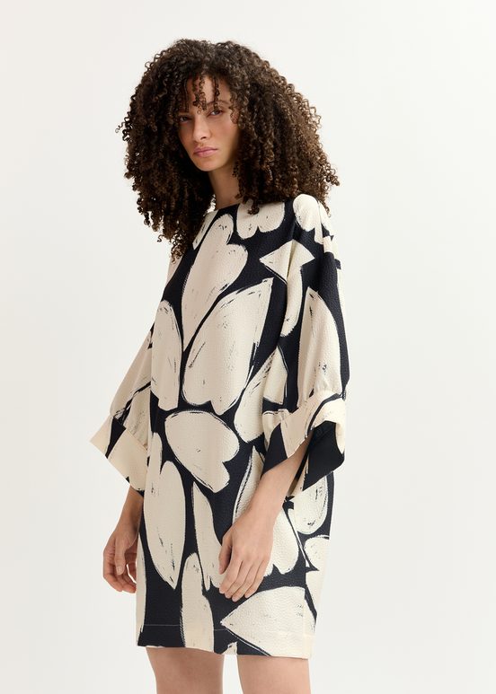 Mini-robe noire et blanc cassé à manches larges