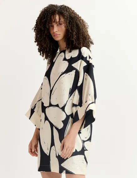 Mini-robe noire et blanc cassé à manches larges