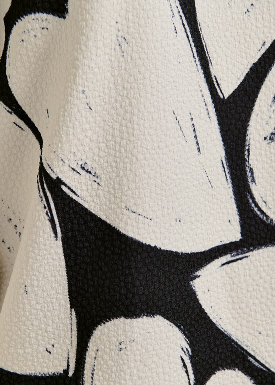 Mini-robe noire et blanc cassé à manches larges