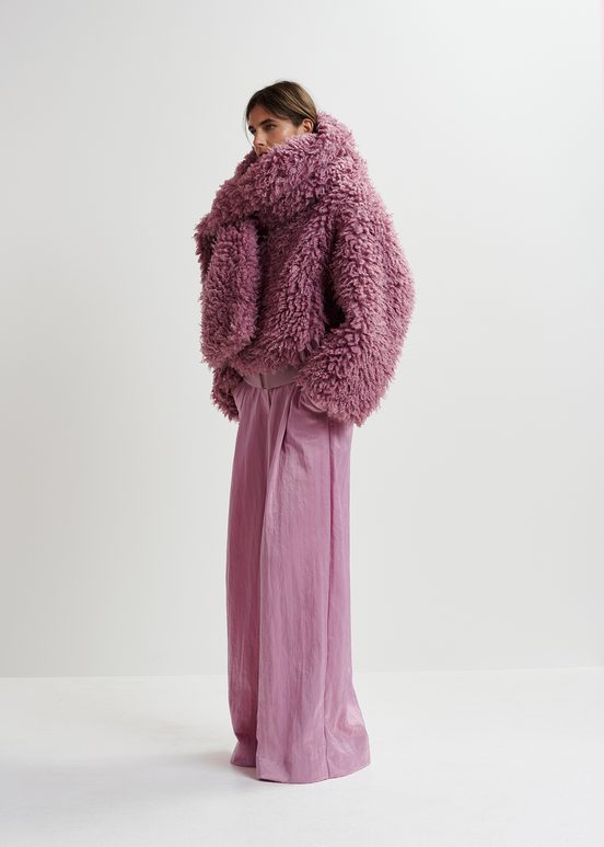 Mauve sjaal in faux shearling