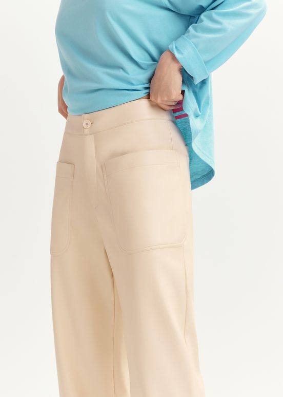 Pantalon droit en faux cuir écru